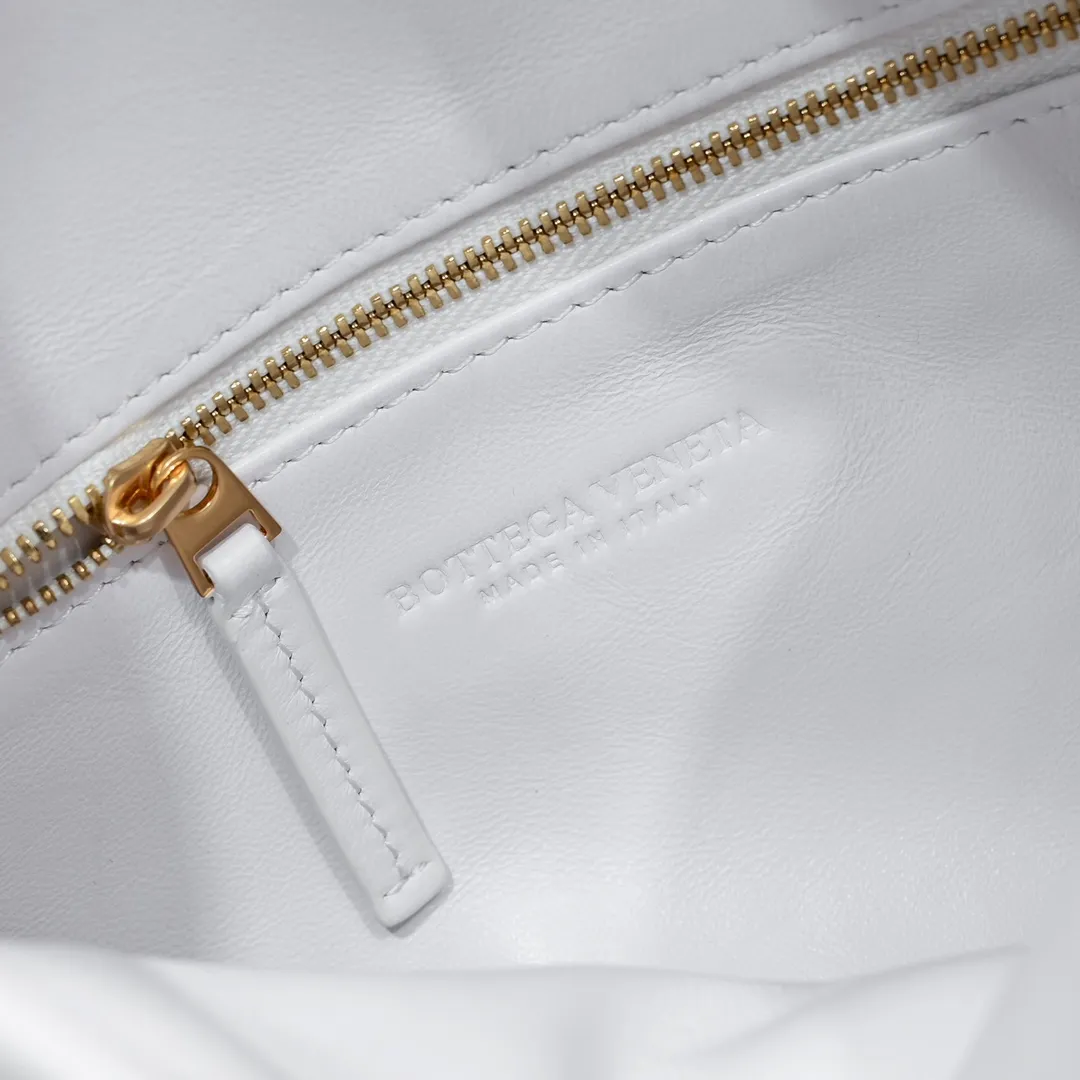 Batch 1860 #Bv new small HOP bag, the bag body and handles are made of a whole piece of woven leather. The bag body is soft and lazy. Hop symbolizes the praise of innovation and eternal craftsmanship [love]. The pyramid silhouette combines practicality and fashion. It is modern and casual. The double-sided closure design of the bag mouth is more convenient and safe! The cowhide texture also makes the bag more wear-resistant and durable. A must-have for fashionable ladies who like minimalism yet comfortable and casual! Size: 41x20.5x7.5, Model: 3966#